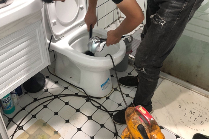 九湖镇疏通下水道