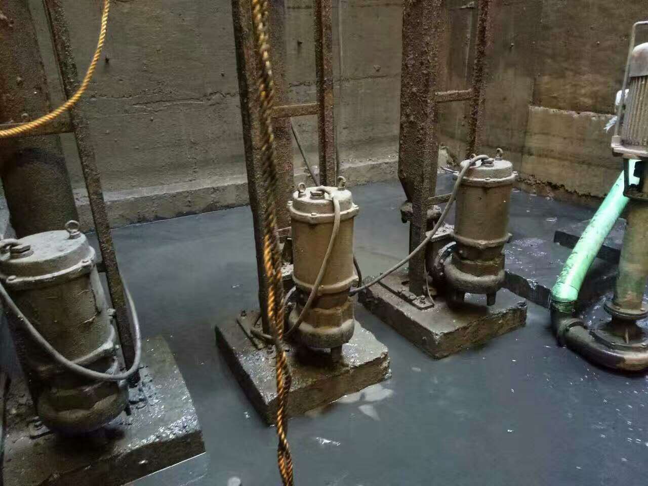 九湖镇污水池清理