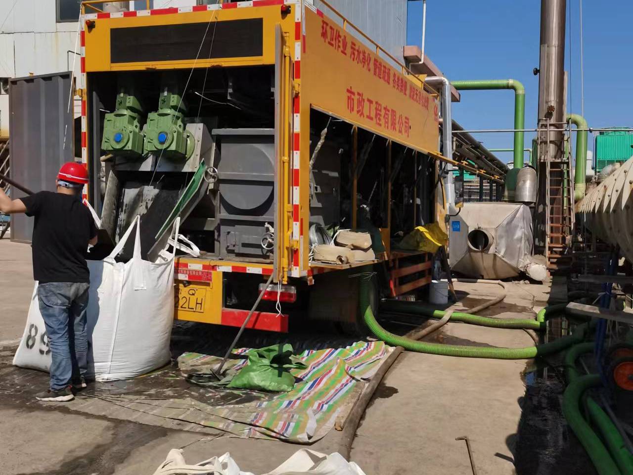 九湖镇淤泥压干处理