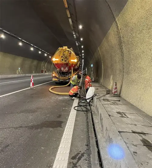 九湖镇隧道排水渠清淤